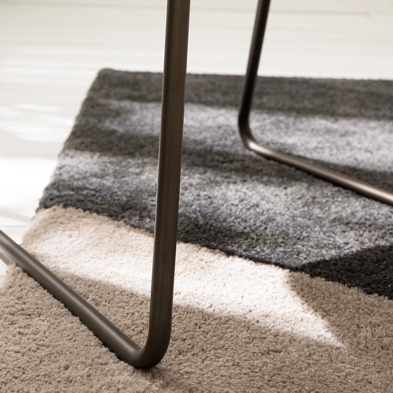 Mørteens Chaise à accoudoirs Nicholas IV - Tissu / Métal - Granit / gris-brun antique 14 Mørteens Chaise à accoudoirs Nicholas IV - Tissu / Métal - Granit / gris-brun antique – Image 12