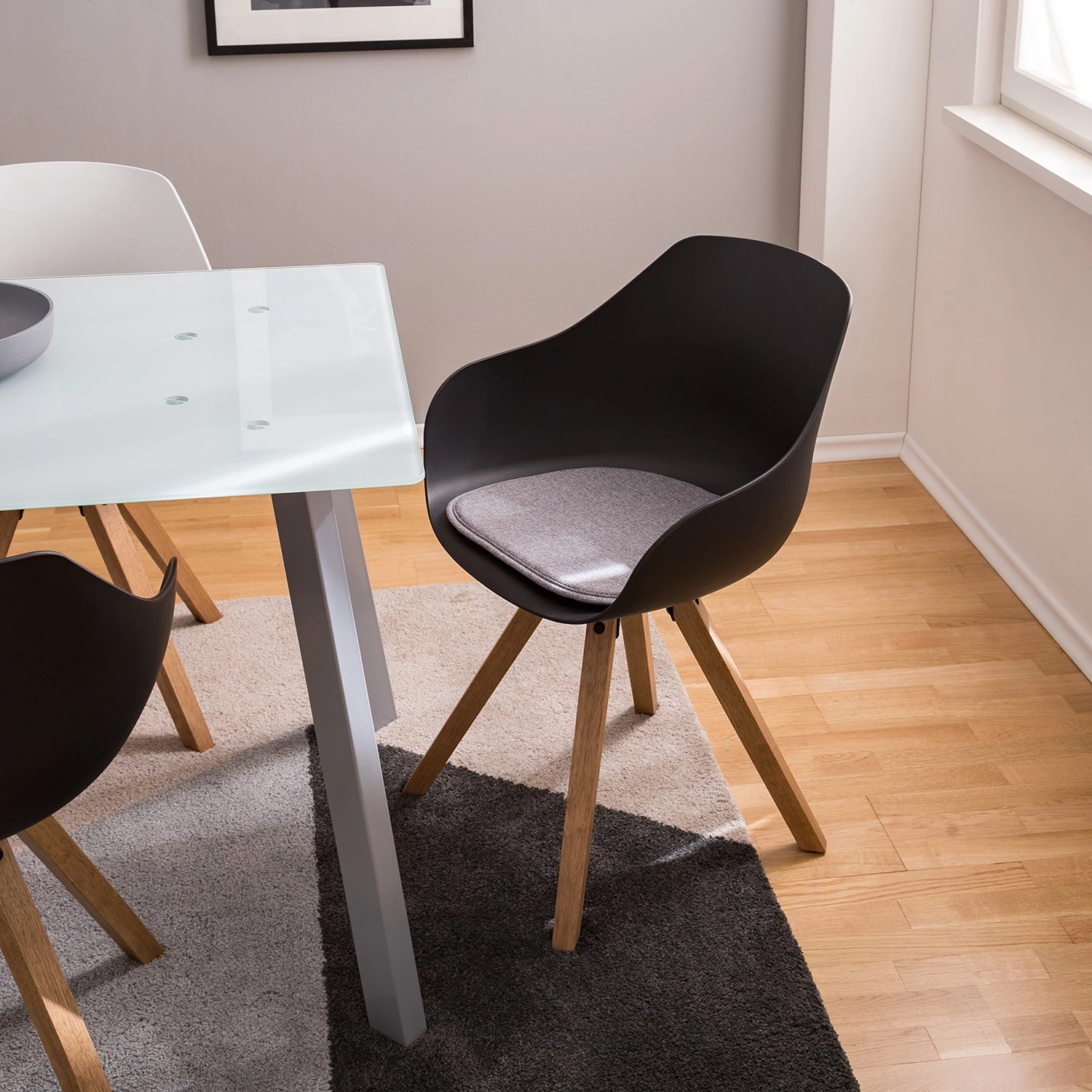 Mørteens Chaises à accoudoirs Skelde I - Matière plastique / Hévéa massif - Noir - Lot de 2 4 Mørteens Chaises à accoudoirs Skelde I - Matière plastique / Hévéa massif - Noir - Lot de 2 – Image 2