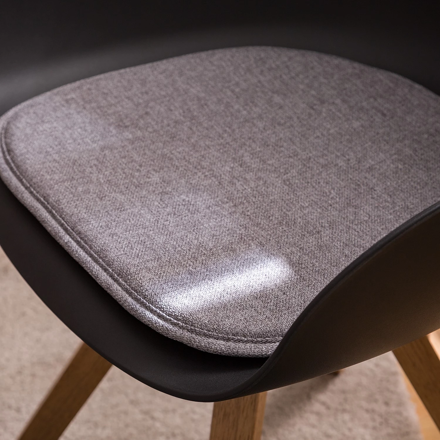 Mørteens Chaises à accoudoirs Skelde I - Matière plastique / Hévéa massif - Noir - Lot de 2 10 Mørteens Chaises à accoudoirs Skelde I - Matière plastique / Hévéa massif - Noir - Lot de 2 – Image 8