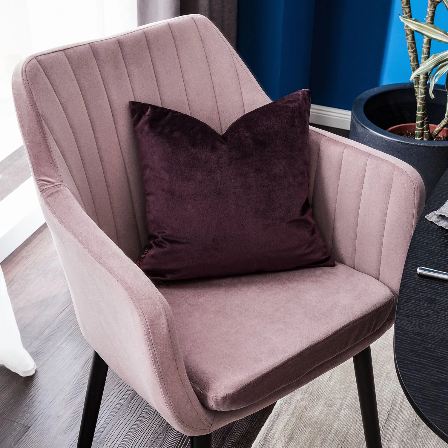 Jack & Alice Chaise avec accoudoirs Leezy G - Chêne massif / Velours - Rose vieilli / Noir 10 Jack & Alice Chaise avec accoudoirs Leezy G - Chêne massif / Velours - Rose vieilli / Noir – Image 8