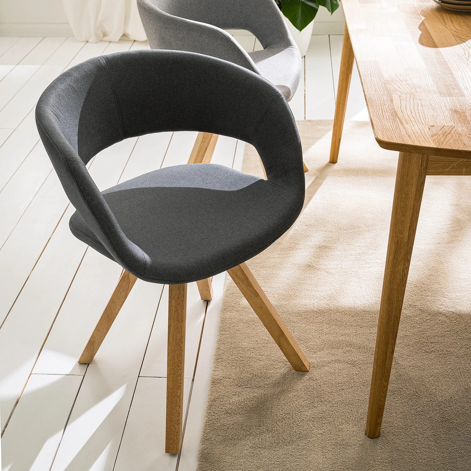 Mørteens Chaise à accoudoirs Buggio - Tissu / Hévéa massif - Tissu Cors: Gris foncé - 1 chaise 5 Mørteens Chaise à accoudoirs Buggio - Tissu / Hévéa massif - Tissu Cors: Gris foncé - 1 chaise – Image 3