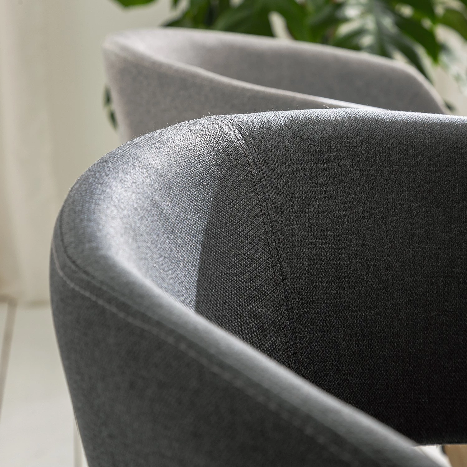 Mørteens Chaise à accoudoirs Buggio - Tissu / Hévéa massif - Tissu Cors: Gris foncé - 1 chaise 13 Mørteens Chaise à accoudoirs Buggio - Tissu / Hévéa massif - Tissu Cors: Gris foncé - 1 chaise – Image 11