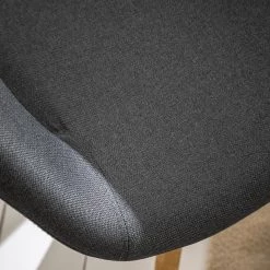 Mørteens Chaise à accoudoirs Buggio - Tissu / Hévéa massif - Tissu Cors: Gris foncé - 1 chaise 28 Mørteens Chaise à accoudoirs Buggio - Tissu / Hévéa massif - Tissu Cors: Gris foncé - 1 chaise -Chaises Soldes 2022 1000164524 210208 08242400024 DETAILS P000000001000164524