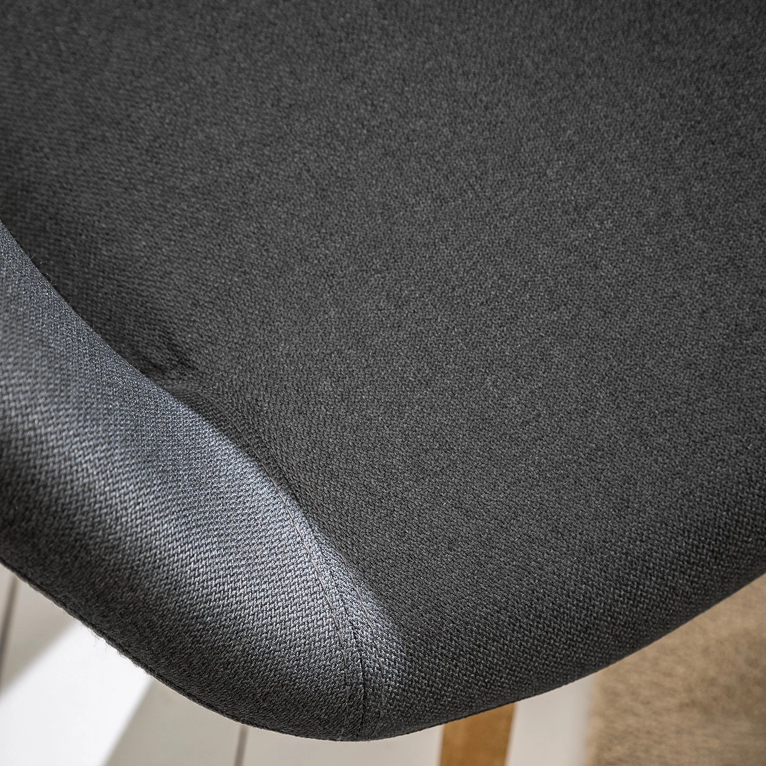 Mørteens Chaise à accoudoirs Buggio - Tissu / Hévéa massif - Tissu Cors: Gris foncé - 1 chaise 14 Mørteens Chaise à accoudoirs Buggio - Tissu / Hévéa massif - Tissu Cors: Gris foncé - 1 chaise – Image 12