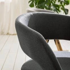 Mørteens Chaise à accoudoirs Buggio - Tissu / Hévéa massif - Tissu Cors: Gris foncé - 1 chaise 29 Mørteens Chaise à accoudoirs Buggio - Tissu / Hévéa massif - Tissu Cors: Gris foncé - 1 chaise -Chaises Soldes 2022 1000164524 210208 08242400025 DETAILS P000000001000164524