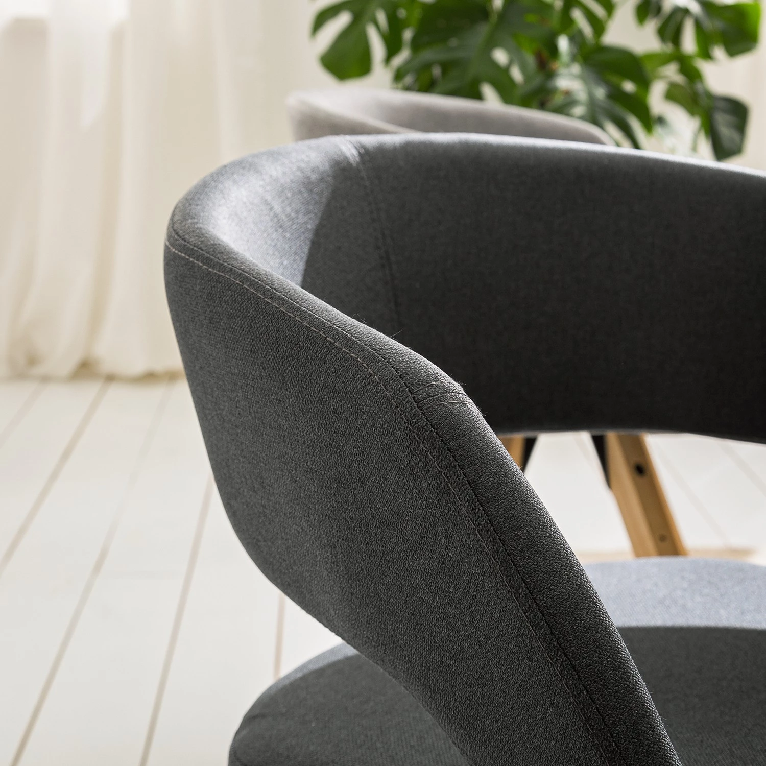 Mørteens Chaise à accoudoirs Buggio - Tissu / Hévéa massif - Tissu Cors: Gris foncé - 1 chaise 15 Mørteens Chaise à accoudoirs Buggio - Tissu / Hévéa massif - Tissu Cors: Gris foncé - 1 chaise – Image 13