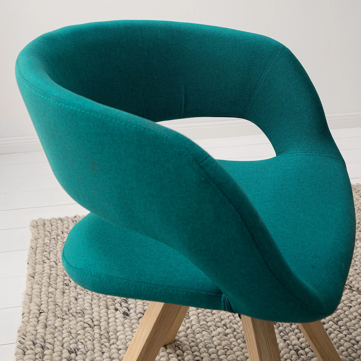 Mørteens Chaise à accoudoirs Buggio - Tissu / Hévéa massif - Tissu Cors: Pétrole - 1 chaise 17 Mørteens Chaise à accoudoirs Buggio - Tissu / Hévéa massif - Tissu Cors: Pétrole - 1 chaise – Image 15