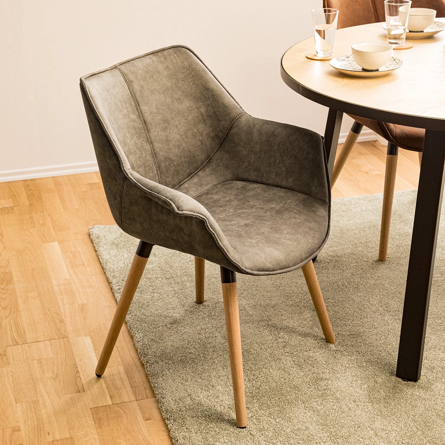 Ars manufacti Chaise à accoudoirs Kantii I - Microfibre / Chêne massif - Gris silex vintage - 1 chaise 5 Ars manufacti Chaise à accoudoirs Kantii I - Microfibre / Chêne massif - Gris silex vintage - 1 chaise – Image 3