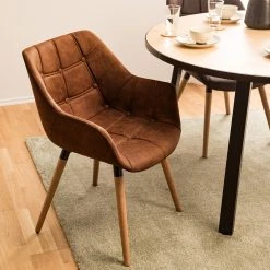 Mørteens Chaise à accoudoirs Lamppi - microfibre / Chêne massif - Microfibre Colby: Cognac vintage - 1 chaise -Chaises Soldes 2022 1000176715 200302 11500500076 MOOD DETAILS P000000001000176715 mood