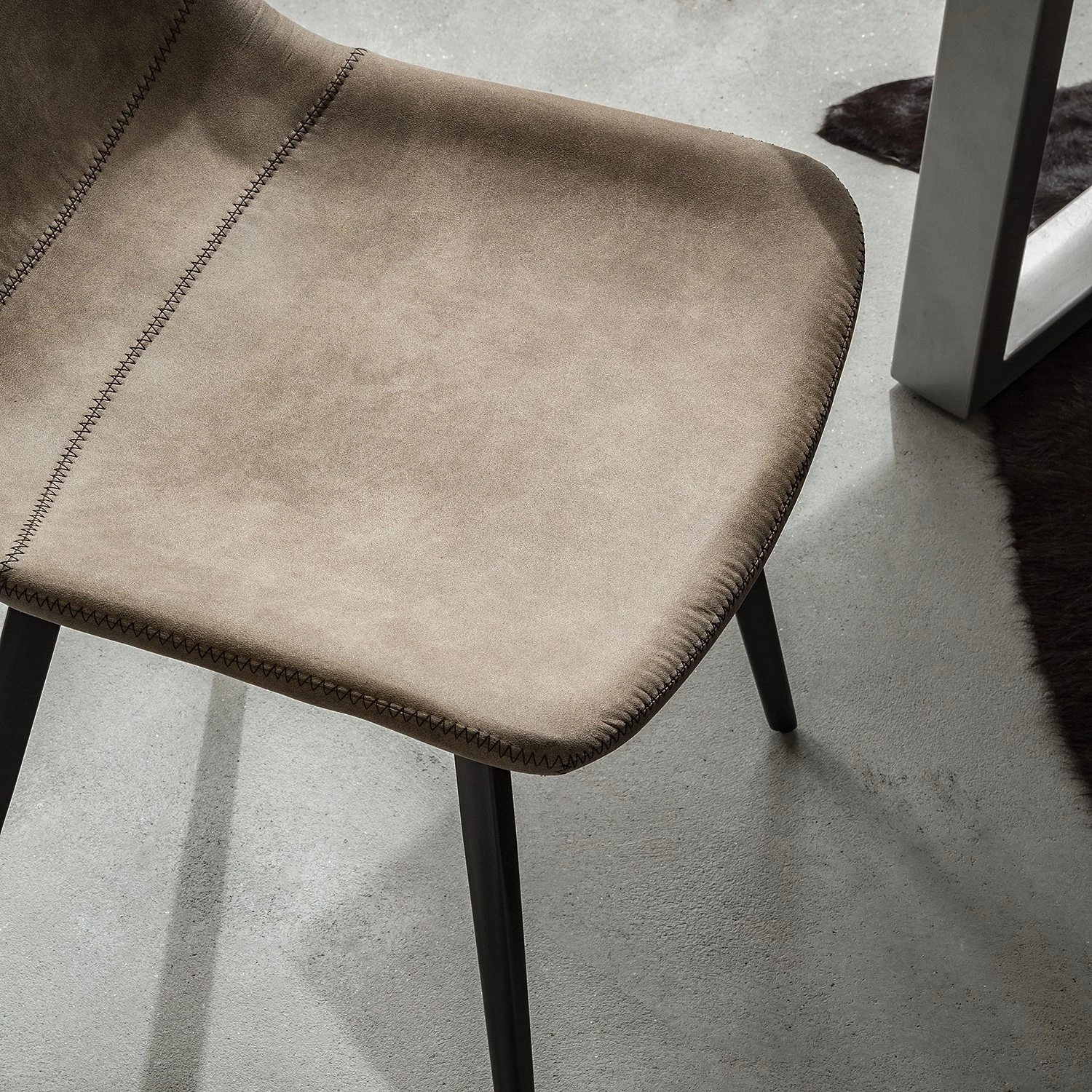 Ars manufacti Chaises Teini (lot de 2) - microfibre / Acier - Microfibre Colby: Cappuccino vintage 10 Ars manufacti Chaises Teini (lot de 2) - microfibre / Acier - Microfibre Colby: Cappuccino vintage – Image 8