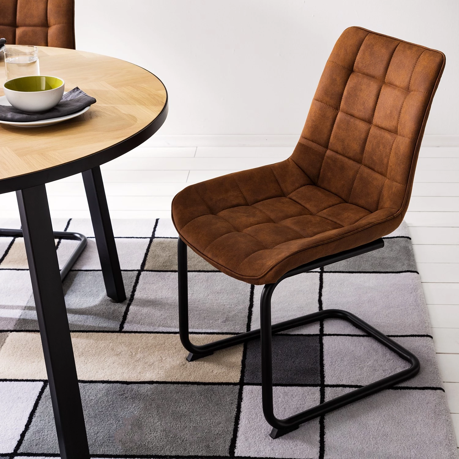 Fredriks Chaise cantilever Kemmel - Microfibre / Métal - Noir - Cognac - Lot de 2 5 Fredriks Chaise cantilever Kemmel - Microfibre / Métal - Noir - Cognac - Lot de 2 – Image 3