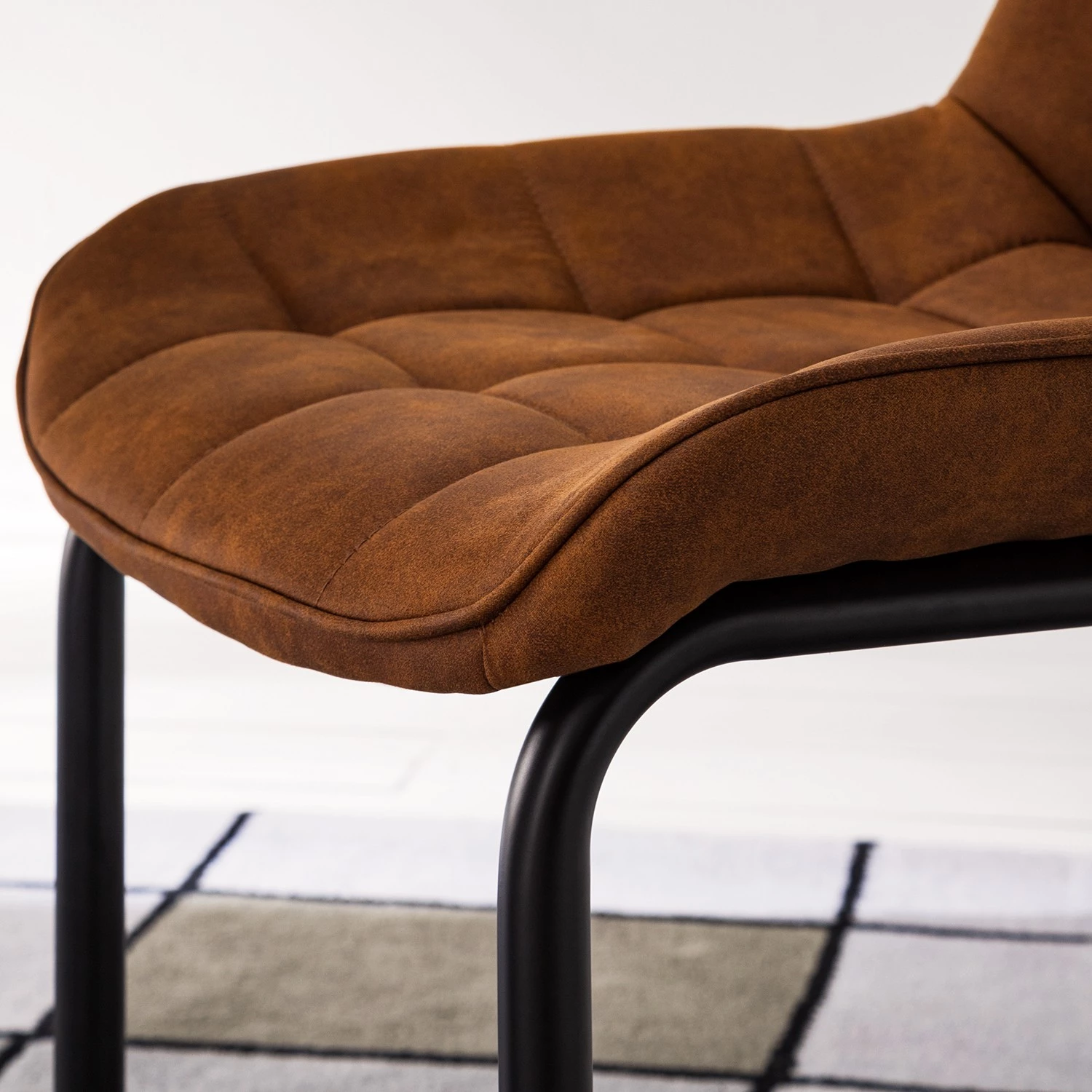 Fredriks Chaise cantilever Kemmel - Microfibre / Métal - Noir - Cognac - Lot de 2 14 Fredriks Chaise cantilever Kemmel - Microfibre / Métal - Noir - Cognac - Lot de 2 – Image 12