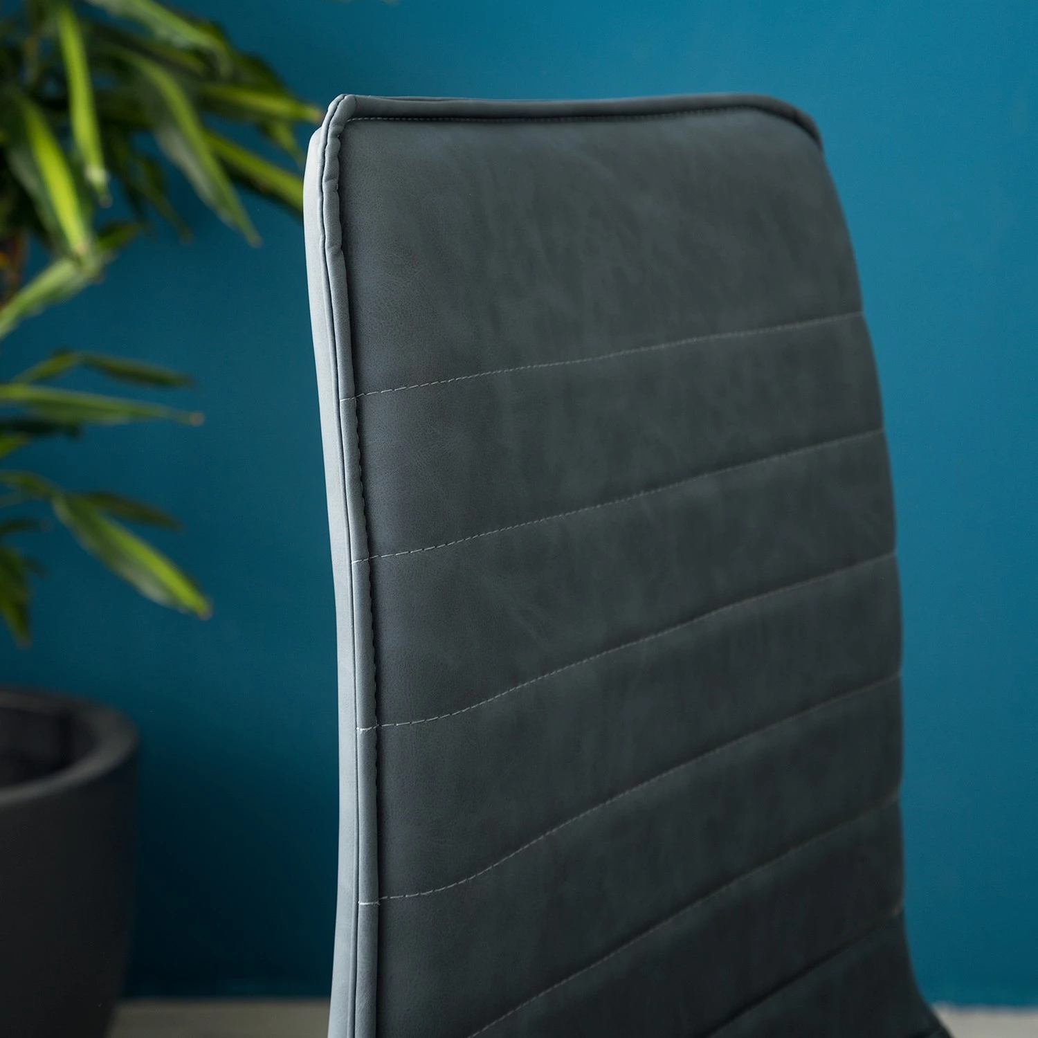 Mørteens Chaises cantilever Lylen (lot de 2) - Imitation cuir / Acier - Noir - Bleu vintage 9 Mørteens Chaises cantilever Lylen (lot de 2) - Imitation cuir / Acier - Noir - Bleu vintage – Image 7