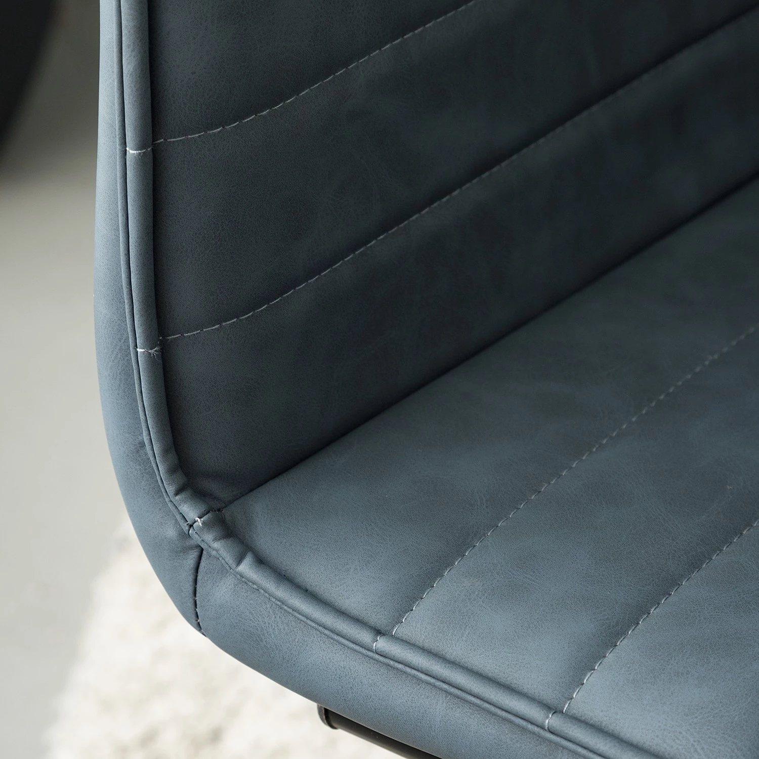 Mørteens Chaises cantilever Lylen (lot de 2) - Imitation cuir / Acier - Noir - Bleu vintage 10 Mørteens Chaises cantilever Lylen (lot de 2) - Imitation cuir / Acier - Noir - Bleu vintage – Image 8