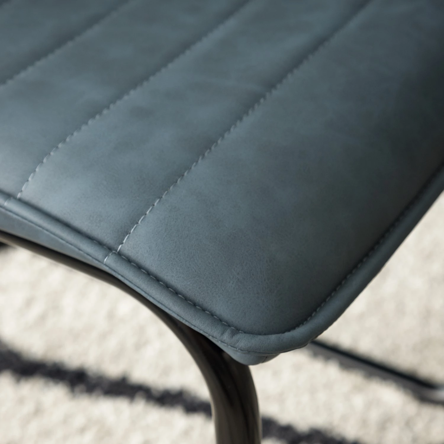 Mørteens Chaises cantilever Lylen (lot de 2) - Imitation cuir / Acier - Noir - Bleu vintage 12 Mørteens Chaises cantilever Lylen (lot de 2) - Imitation cuir / Acier - Noir - Bleu vintage – Image 10