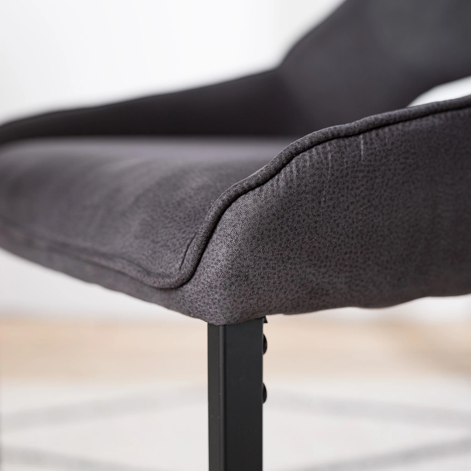 Fredriks Chaises cantilever Nadros (lot de 2) - Microfibre / Métal - Gris vintage / Noir mat 9 Fredriks Chaises cantilever Nadros (lot de 2) - Microfibre / Métal - Gris vintage / Noir mat – Image 7