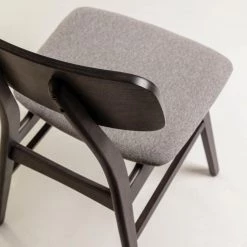 Norrwood Chaises Varkaus III (lot de 2) - Tissu / Placage en frêne et hévéa massif - gris clair / Frêne foncé -Chaises Soldes 2022 1000225994 200917 06372600120 DETAILS P000000001000225994