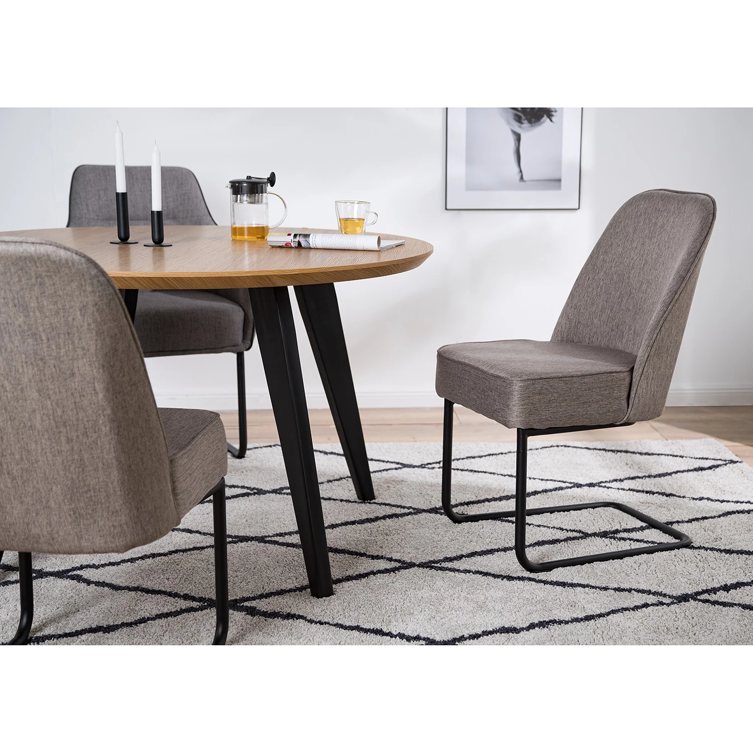 Fredriks Chaises cantilever Coggia (lot de 2) - Tissu / Fer - Cappuccino / Noir 4 Fredriks Chaises cantilever Coggia (lot de 2) - Tissu / Fer - Cappuccino / Noir – Image 2