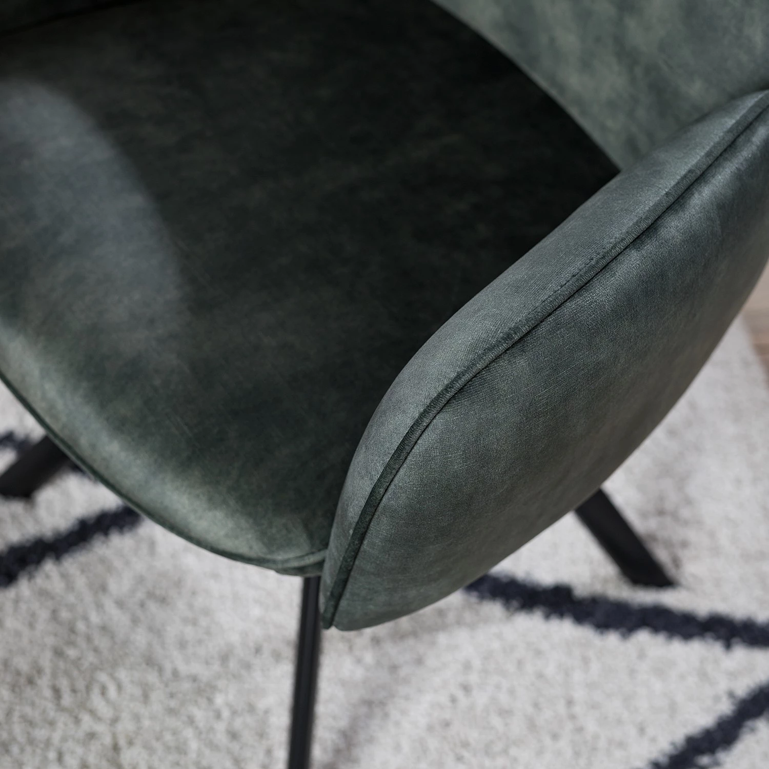 Jack & Alice Chaise à accoudoirs Aveluy - Velours et tissu / Métal - Vert foncé 10 Jack & Alice Chaise à accoudoirs Aveluy - Velours et tissu / Métal - Vert foncé – Image 8