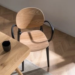 Studio Copenhagen Chaises à accoudoirs Day (lot de 2) - Contreplaqué / Matière plastique - Imitation chêne / Noir 18 Studio Copenhagen Chaises à accoudoirs Day (lot de 2) - Contreplaqué / Matière plastique - Imitation chêne / Noir -Chaises Soldes 2022 1000273479 220915 021 MOOD DETAILS P000000001000273479 mood