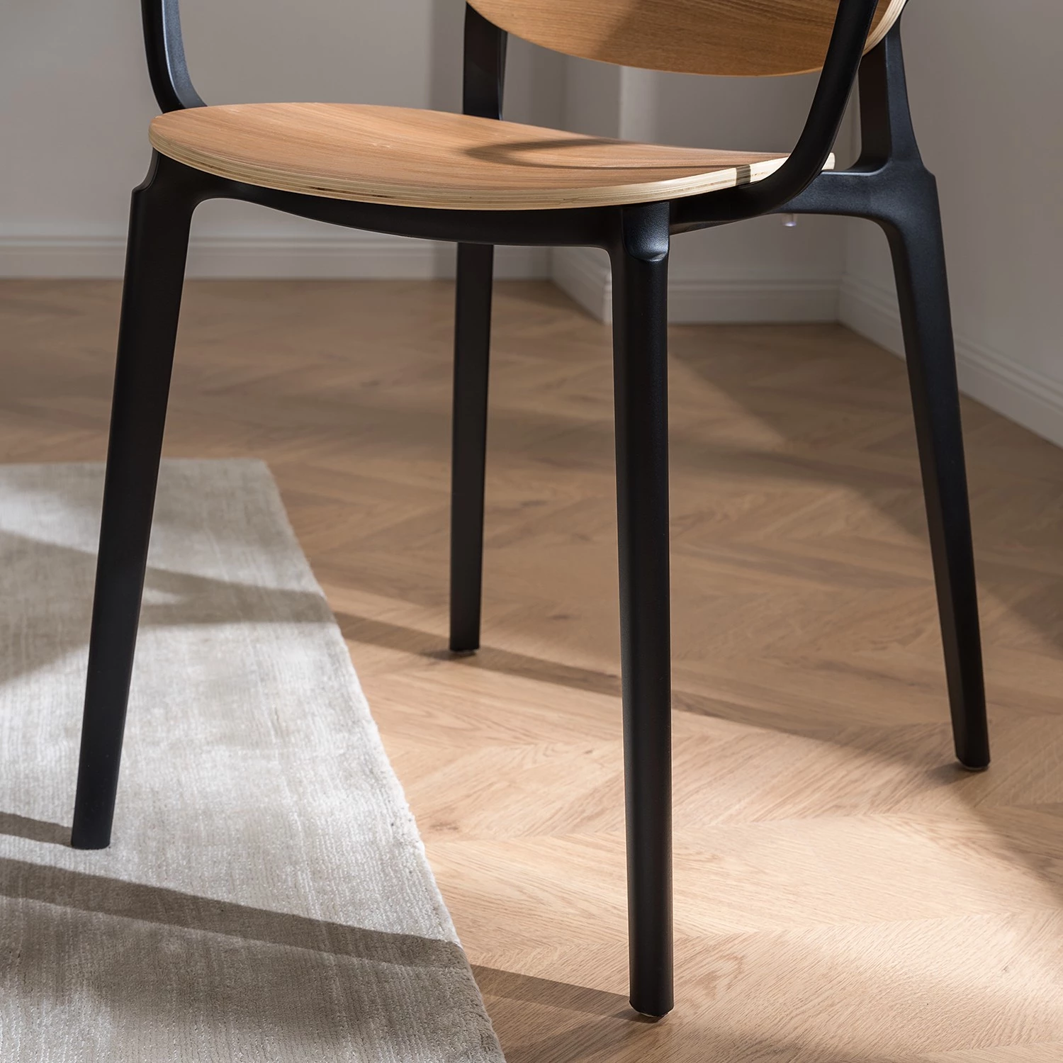 Studio Copenhagen Chaises à accoudoirs Day (lot de 2) - Contreplaqué / Matière plastique - Imitation chêne / Noir 8 Studio Copenhagen Chaises à accoudoirs Day (lot de 2) - Contreplaqué / Matière plastique - Imitation chêne / Noir – Image 6