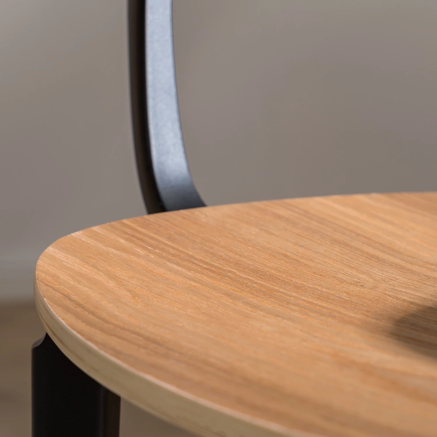 Studio Copenhagen Chaises à accoudoirs Day (lot de 2) - Contreplaqué / Matière plastique - Imitation chêne / Noir 9 Studio Copenhagen Chaises à accoudoirs Day (lot de 2) - Contreplaqué / Matière plastique - Imitation chêne / Noir – Image 7