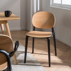 Studio Copenhagen Chaises Day (lot de 2) - Contreplaqué / Matière plastique - Imitation chêne / Noir -Chaises Soldes 2022 1000273483 220915 021 MOOD DETAILS P000000001000273483 mood