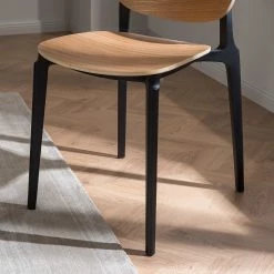 Studio Copenhagen Chaises Day (lot de 2) - Contreplaqué / Matière plastique - Imitation chêne / Noir -Chaises Soldes 2022 1000273483 220915 024 MOOD DETAILS P000000001000273483 mood
