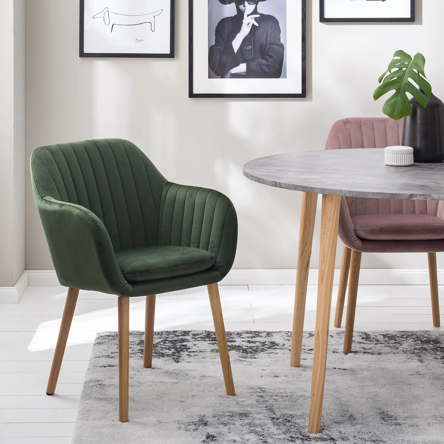 Mørteens Chaises à accoudoirs Tilanda - Tissu / Chêne massif - Velours Kemi: Vert foncé - Lot de 2 4 Mørteens Chaises à accoudoirs Tilanda - Tissu / Chêne massif - Velours Kemi: Vert foncé - Lot de 2 – Image 2