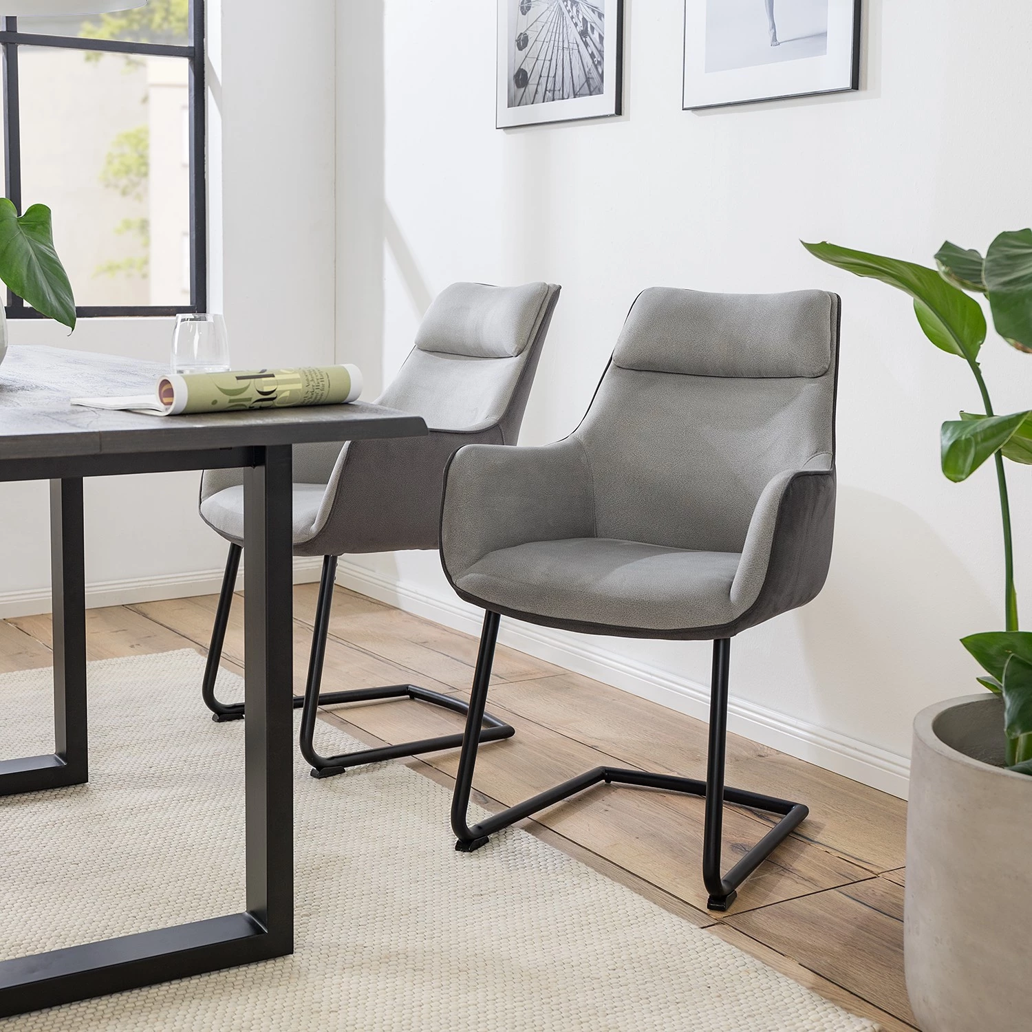 Fredriks Chaise à accoudoirs Altoona - Tissage à plat / Métal - Gris foncé et gris clair / Noir mat 4 Fredriks Chaise à accoudoirs Altoona - Tissage à plat / Métal - Gris foncé et gris clair / Noir mat – Image 2