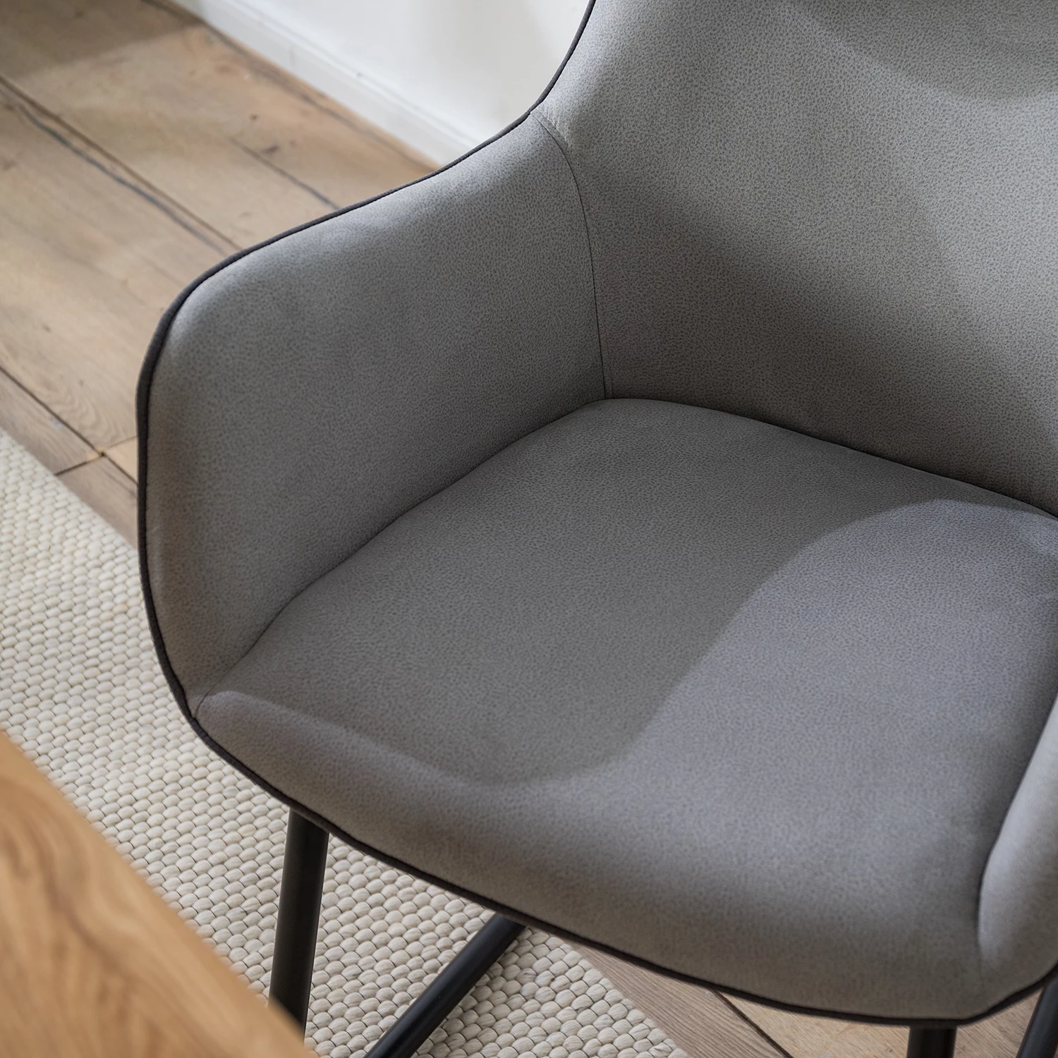 Fredriks Chaise à accoudoirs Altoona - Tissage à plat / Métal - Gris foncé et gris clair / Noir mat 17 Fredriks Chaise à accoudoirs Altoona - Tissage à plat / Métal - Gris foncé et gris clair / Noir mat – Image 15