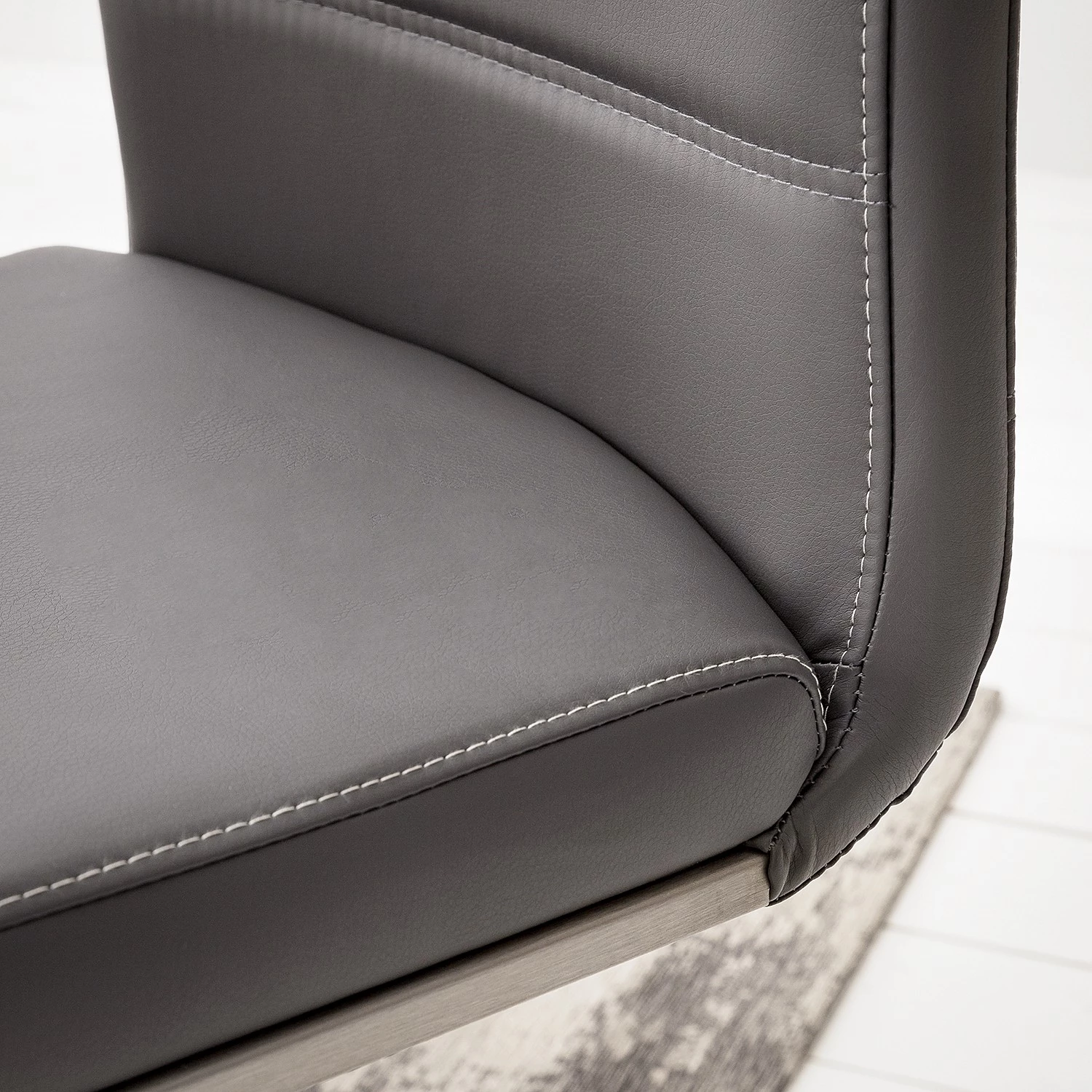 Fredriks Chaise cantilever Lezuza - Cuir synthétique Leja: Gris - Lot de 4 12 Fredriks Chaise cantilever Lezuza - Cuir synthétique Leja: Gris - Lot de 4 – Image 10