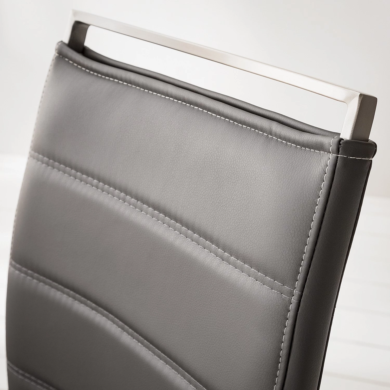 Fredriks Chaise cantilever Lezuza - Cuir synthétique Leja: Gris - Lot de 4 13 Fredriks Chaise cantilever Lezuza - Cuir synthétique Leja: Gris - Lot de 4 – Image 11