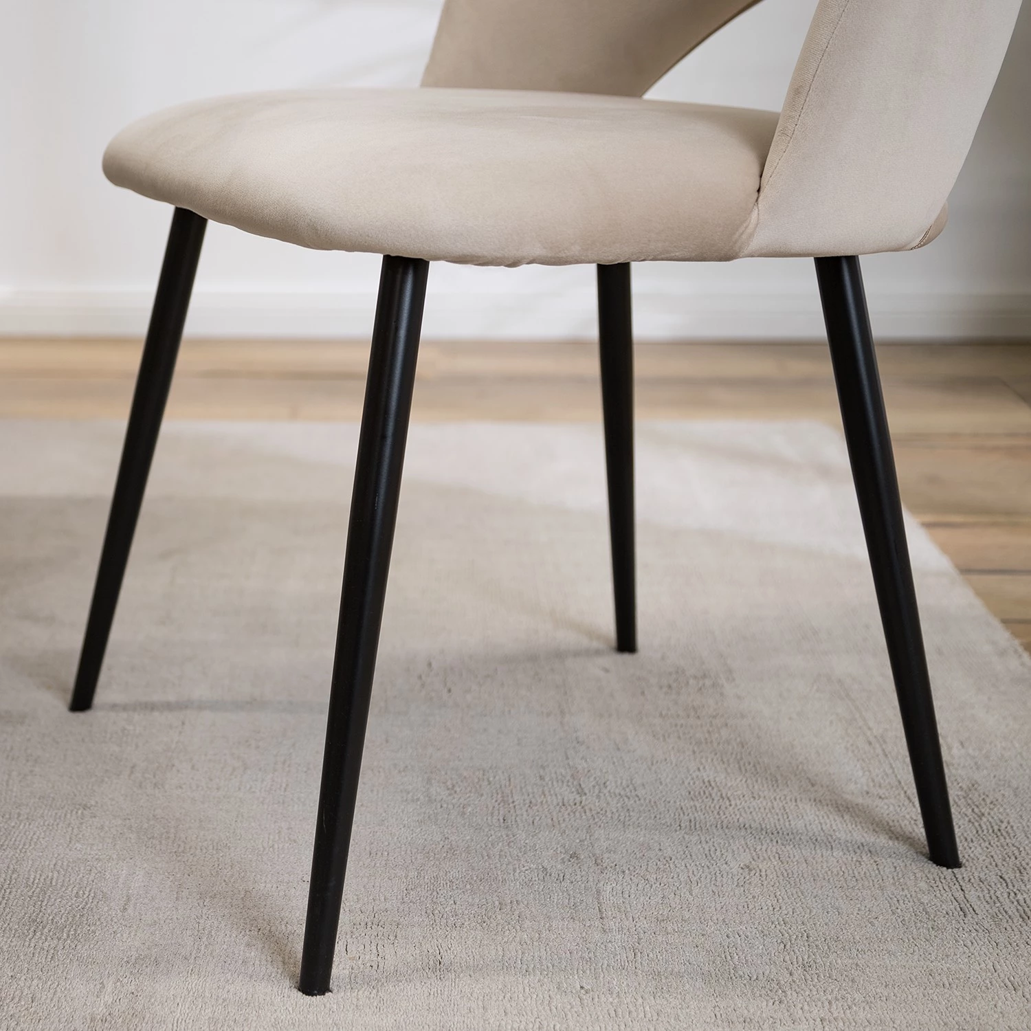 Jack & Alice Chaise capitonnée Salome - Crème - Lot de 2 13 Jack & Alice Chaise capitonnée Salome - Crème - Lot de 2 – Image 11