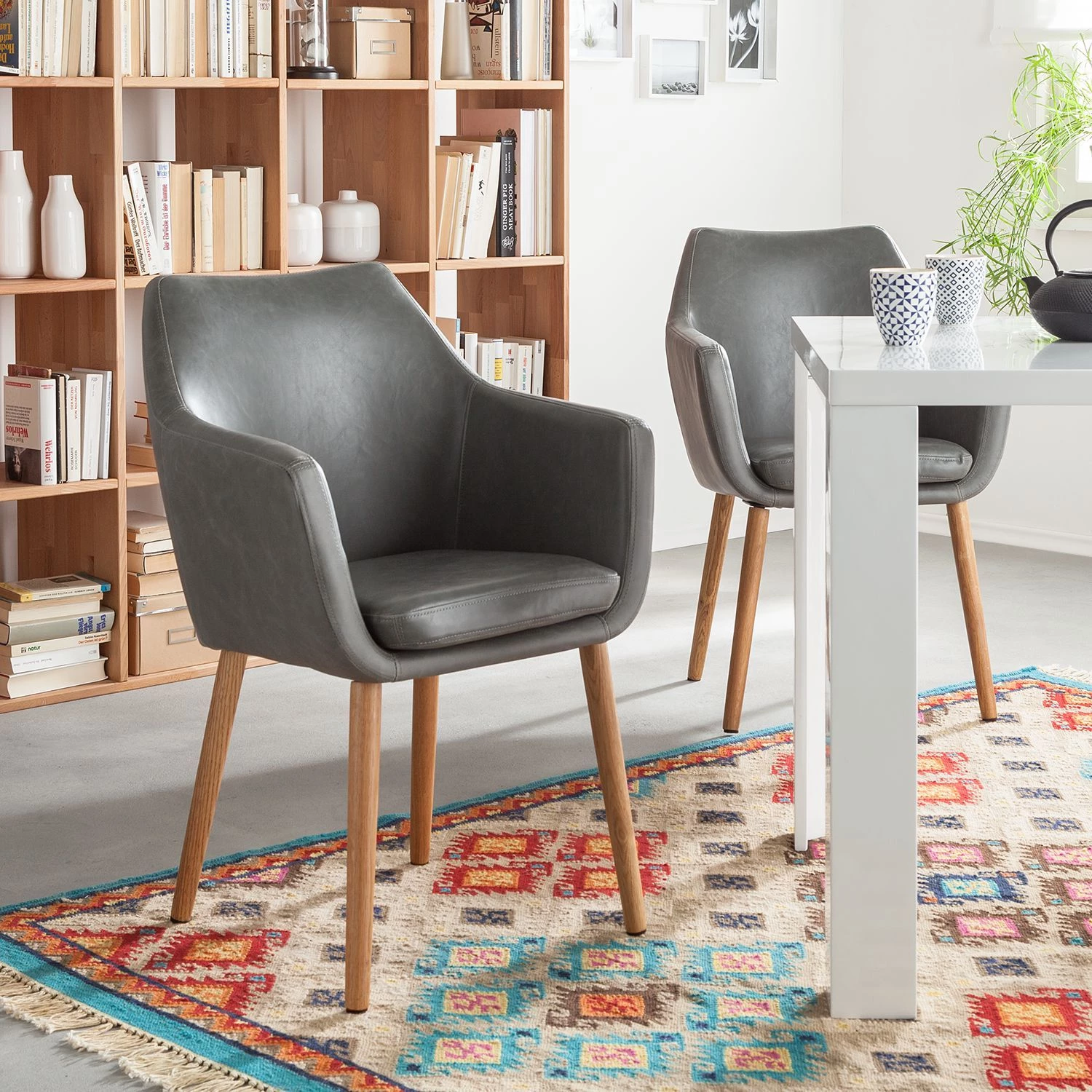 Mørteens Chaises à accoudoirs Nicholas - Cuir synthétique Aken: Gris clair vintage - 1 chaise 4 Mørteens Chaises à accoudoirs Nicholas - Cuir synthétique Aken: Gris clair vintage - 1 chaise – Image 2